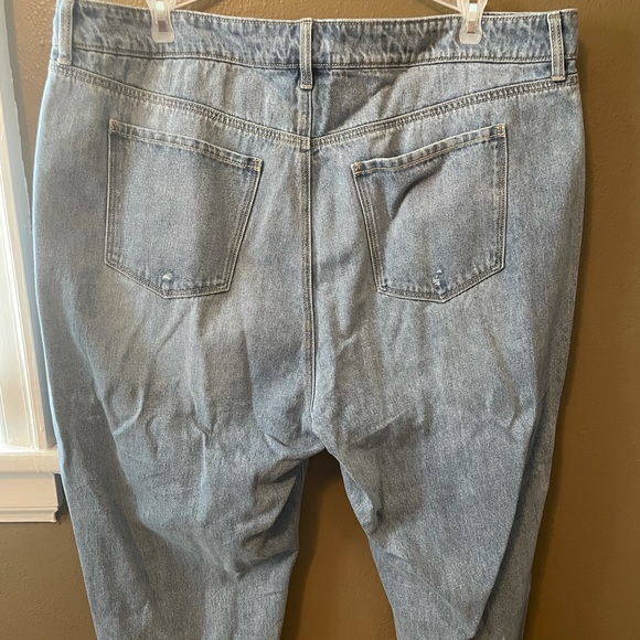 Old Navy Mom Jeans. NWT. Size 22 short - Picture 3 of 4